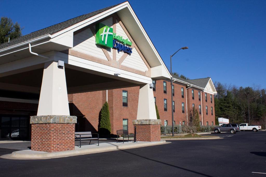 un edificio con una señal delante de él en Holiday Inn Express West Jefferson, an IHG Hotel, en West Jefferson