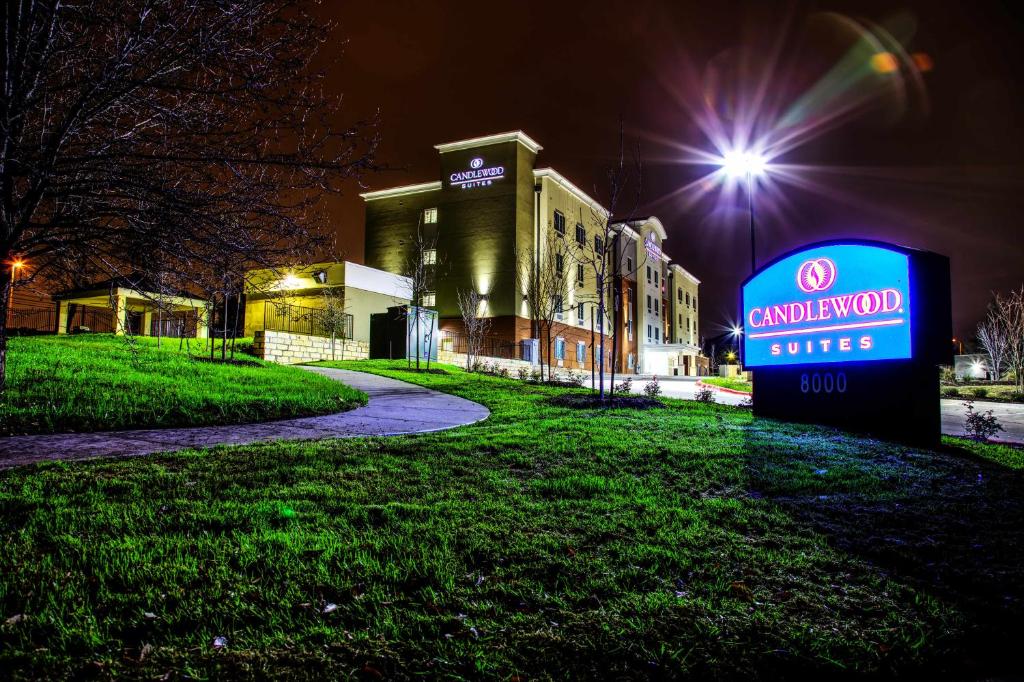 un panneau devant un bâtiment la nuit dans l'établissement Candlewood Suites - Austin North, an IHG Hotel, à Austin