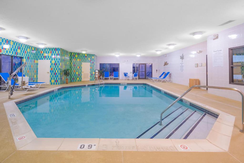 a large swimming pool in a hotel room at Holiday Inn Express Hotel & Suites Easton by IHG in Easton