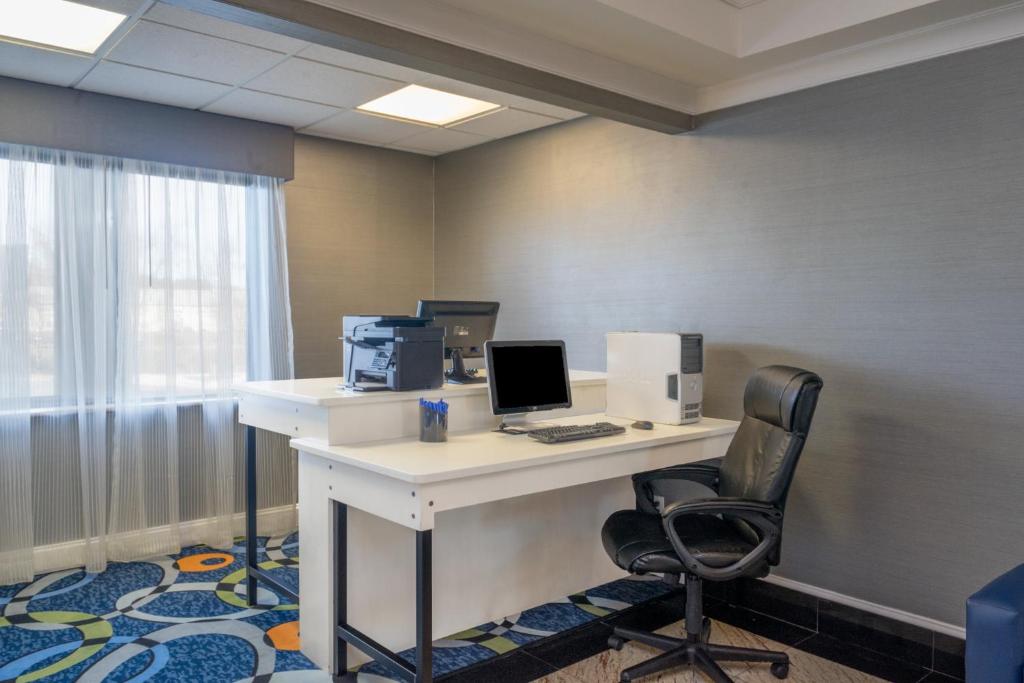 an office with a desk with a computer on it at Holiday Inn Express Hotel & Suites Easton by IHG in Easton