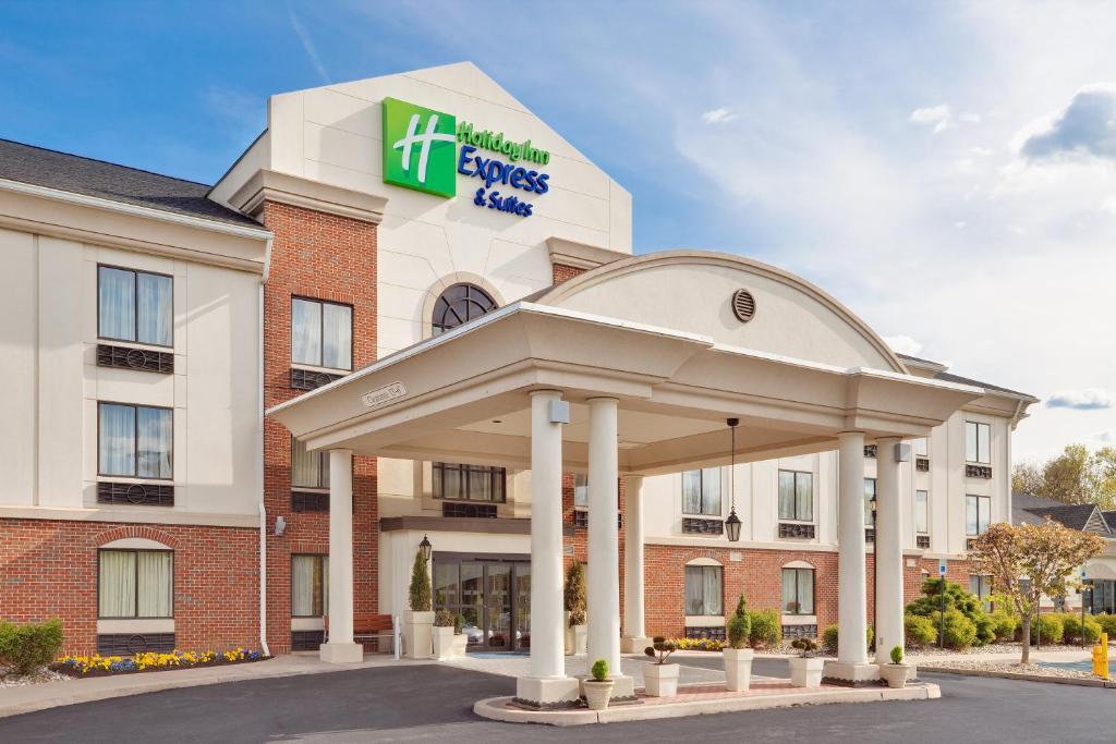a hotel with a gazebo in front of a building at Holiday Inn Express Hotel & Suites Easton by IHG in Easton
