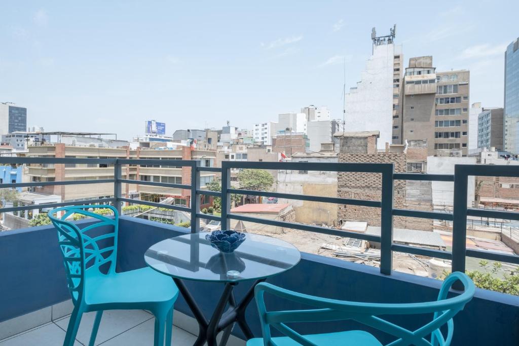 una mesa y sillas en un balcón con vistas en GLOBALSTAY Lux Apt Great Location GameRoom, en Lima