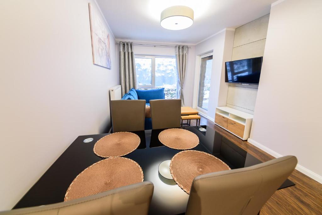 Televízia a/alebo spoločenská miestnosť v ubytovaní Apartament Zaciszny