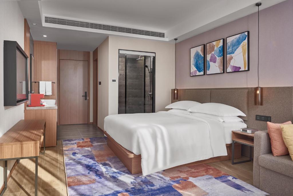 プノンペンにあるAurea Central Hotelのベッドルーム(大きな白いベッド1台、ソファ付)