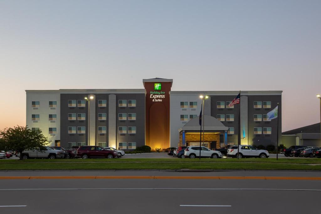 un hotel con una torre de reloj frente a un aparcamiento en Holiday Inn Express Hotel & Suites Columbus, an IHG Hotel en Columbus