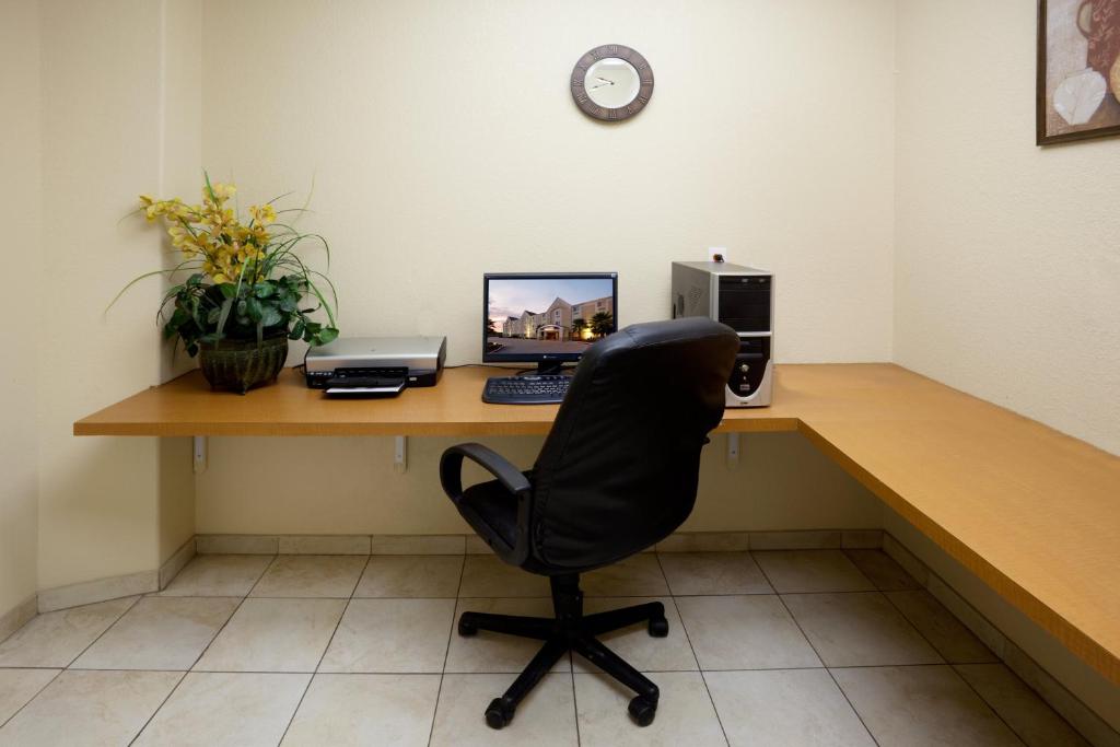 uma secretária com um computador e uma cadeira num quarto em Candlewood Suites Corpus Christi-SPID, an IHG Hotel em Corpus Christi