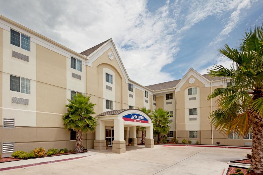 コーパスクリスティにあるCandlewood Suites Corpus Christi-SPID, an IHG Hotelのヤシの木が目の前に広がるホテル