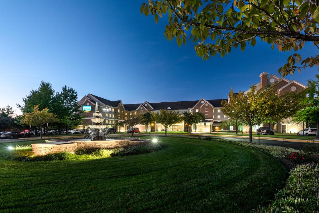 un parc en face d'un bâtiment la nuit dans l'établissement Staybridge Suites Chantilly Dulles Airport, an IHG Hotel, à Chantilly