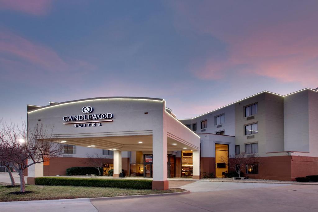 Candlewood Suites - Wichita East, an IHG Hotel في ويتشيتا: واجهة مبنى الفندق