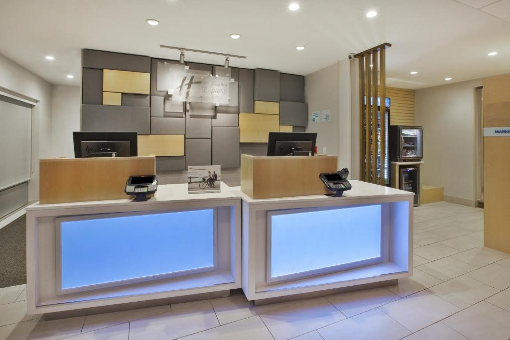 Holiday Inn Express & Suites Grand Rapids Airport North by IHG photo