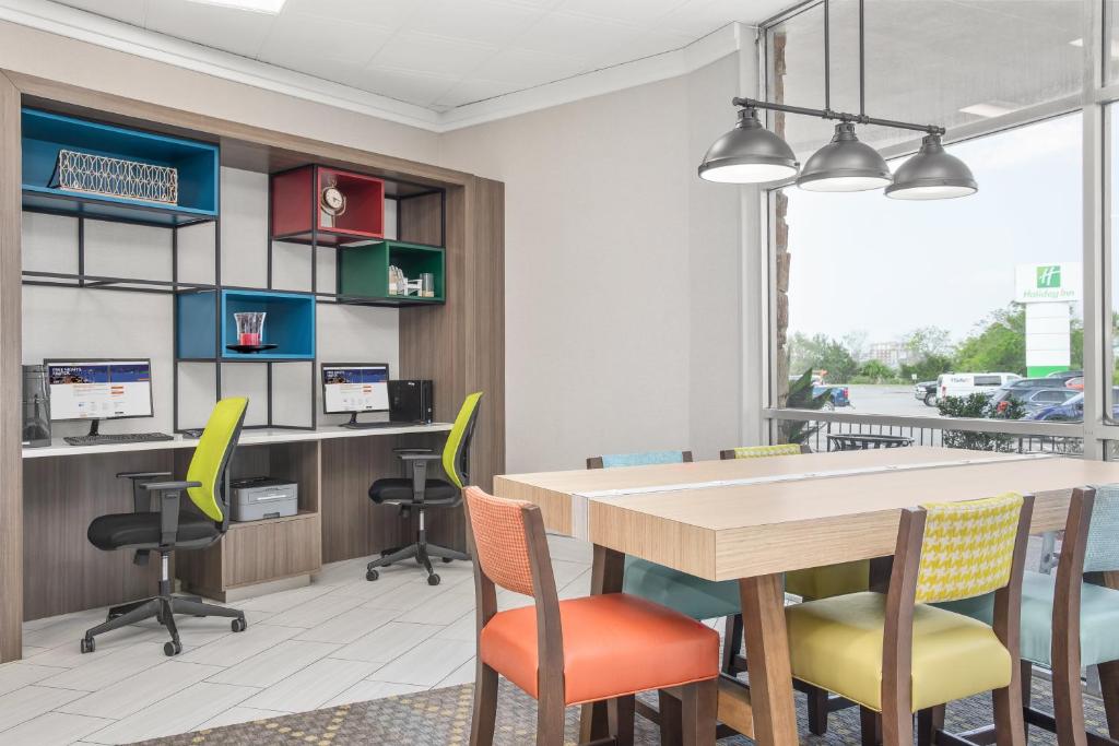 Holiday Inn Charleston-Riverview by IHG photo