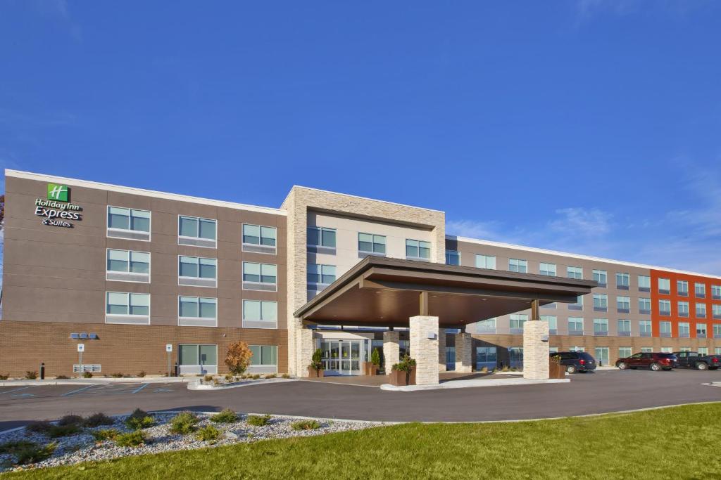 Holiday Inn Express & Suites Grand Rapids Airport North by IHG photo