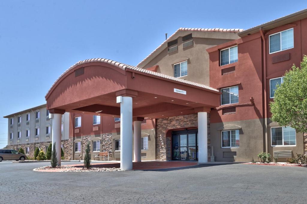 un grand bâtiment avec un auvent dans un parking dans l'établissement Holiday Inn Express Santa Rosa, an IHG Hotel, à Santa Rosa