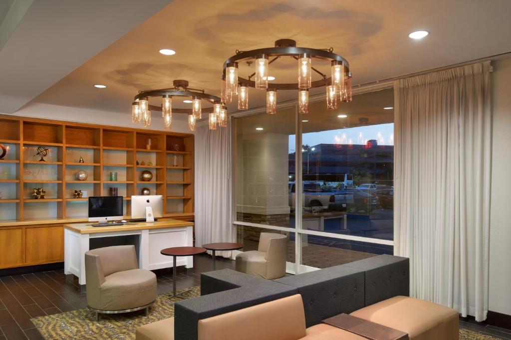 Majoituspaikan Holiday Inn Clark - Newark, an IHG Hotel baari tai lounge-tila