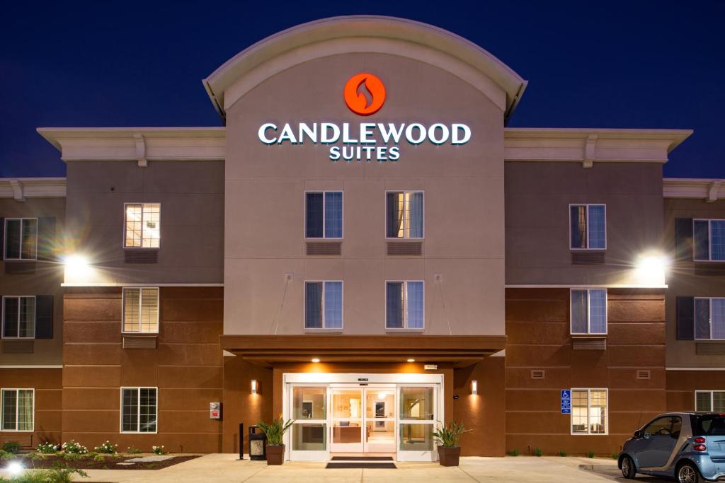 Candlewood Suites - Lodi, an IHG Hotel في لودي: تقديم فندق اجنحه شماغ بالليل