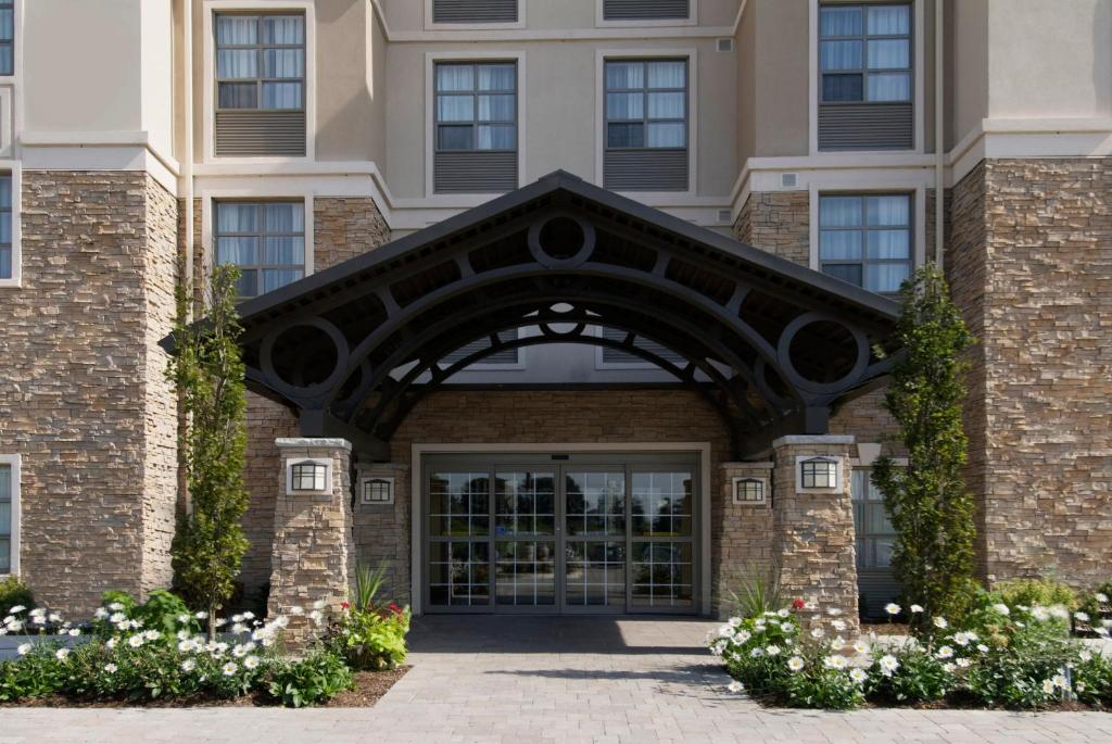 un edificio con una porta con dei fiori davanti di Staybridge Suites Guelph, an IHG Hotel a Guelph