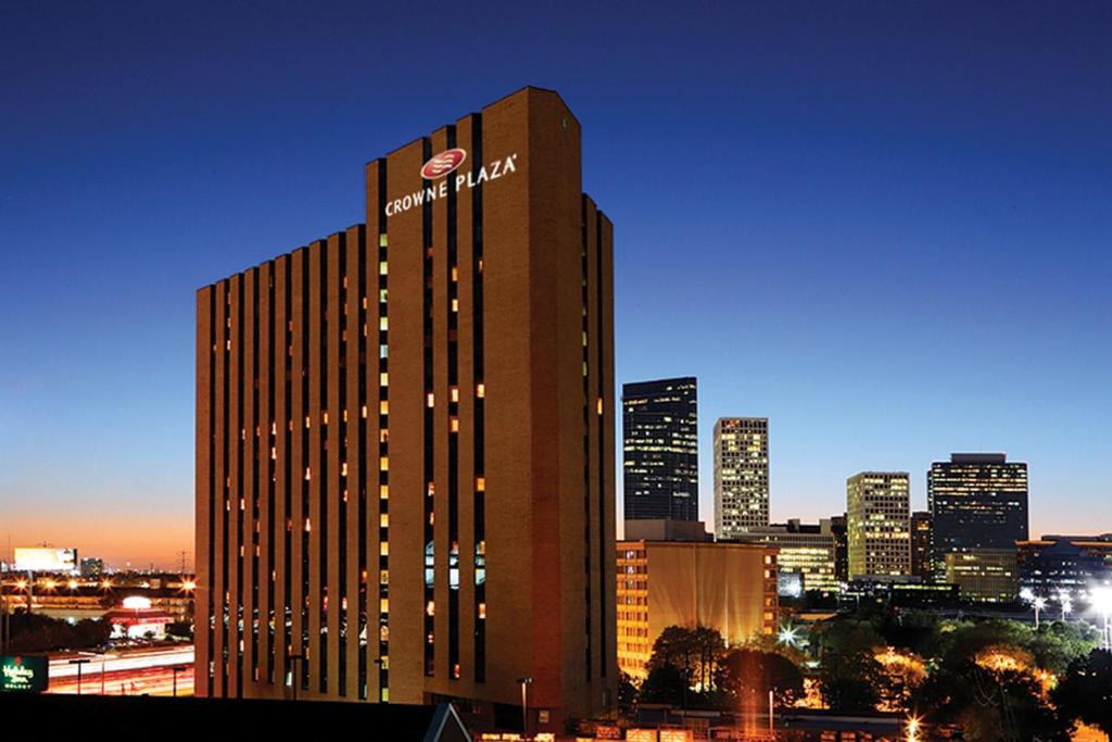 a tall building with a santa fe sign on it at Crowne Plaza Houston Med Ctr-Galleria Area by IHG in Houston