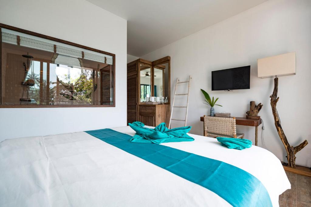 Postel nebo postele na pokoji v ubytování By The Sea Koh Mak Boutique Guesthouse