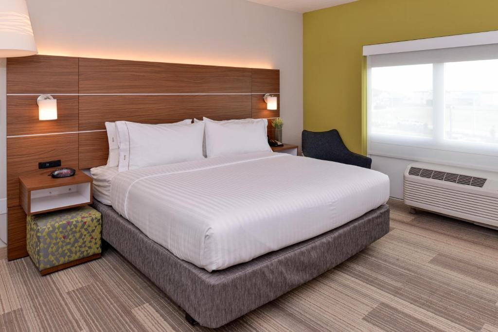Una cama o camas en una habitación de Holiday Inn Express & Suites Trinity by IHG