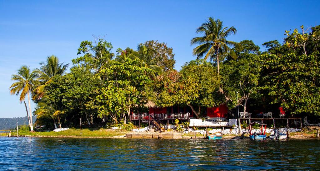 eine Gruppe von Menschen am Ufer eines Wasserkörpers in der Unterkunft Mayan Spirit in Flores