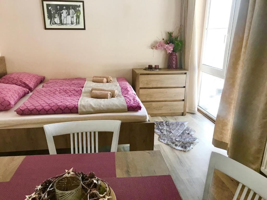 Postel nebo postele na pokoji v ubytování Apartmány Gryf Harrachov