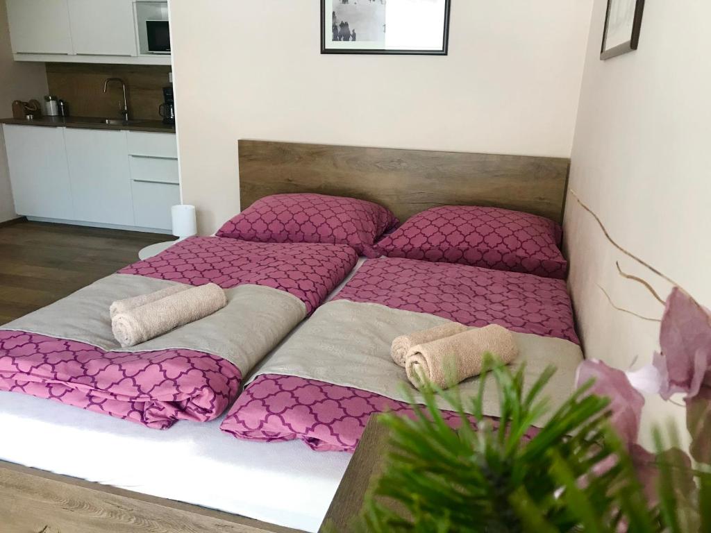 Postel nebo postele na pokoji v ubytování Apartmány Gryf Harrachov