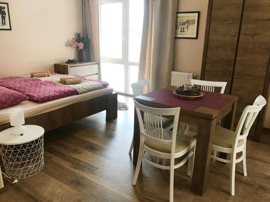 Postel nebo postele na pokoji v ubytování Apartmány Gryf Harrachov
