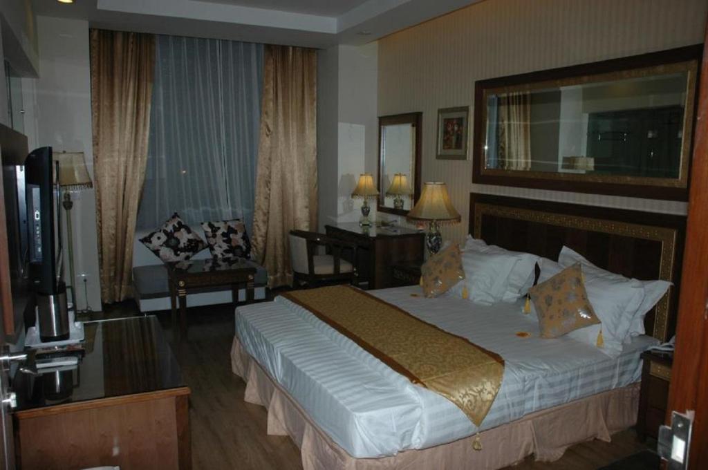 Postel nebo postele na pokoji v ubytování Hotel Picasso Paschim Vihar Delhi - Couple Friendly Local IDs Accepted