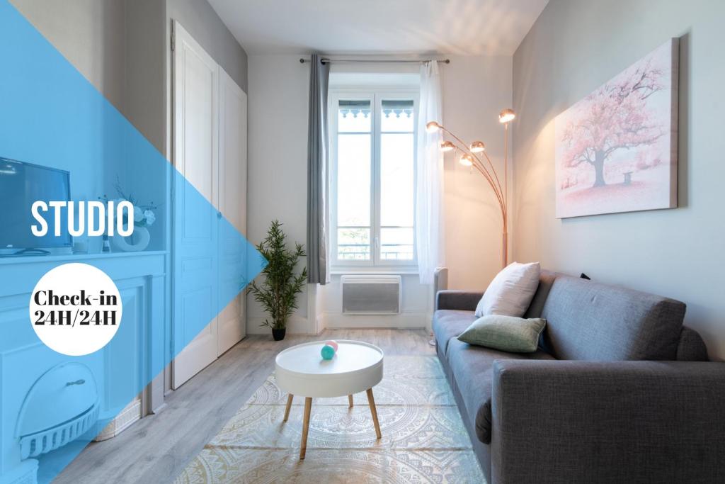 un salon avec un canapé et une table dans l'établissement Macé Studio Apartment, à Lyon