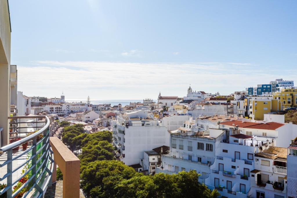 una vista sulla città dal balcone di un edificio di Amazing apartment in Albufeira ad Albufeira