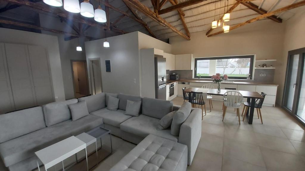 A television and/or entertainment centre at VILLA ANTHIMOS