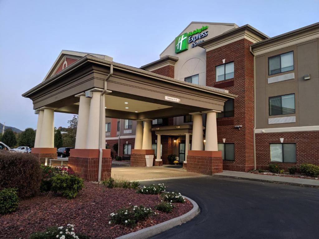 a rendering of a hotel building with a parking lot at Holiday Inn Express Hotel & Suites Claypool Hill -Richlands Area, an IHG Hotel in Pounding Mill
