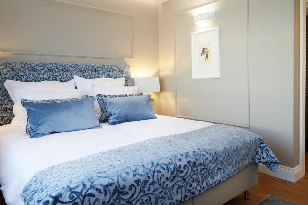 タルノボ・ポドグルネにあるWilla Stara Wozowniaのベッドルーム1室(大型ベッド1台、青と白の枕付)