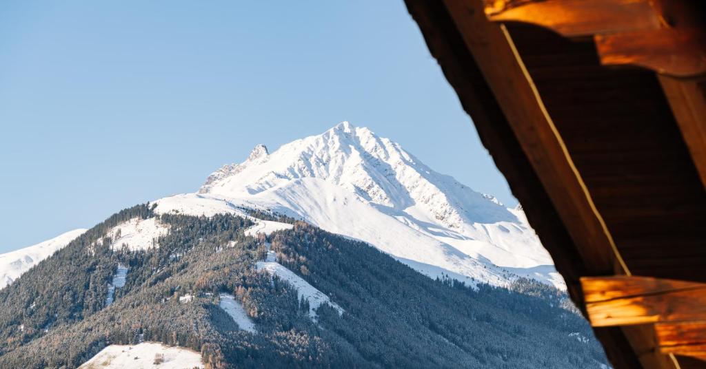 Nespecifikovaný výhled na hory nebo výhled na hory při pohledu z hotelu