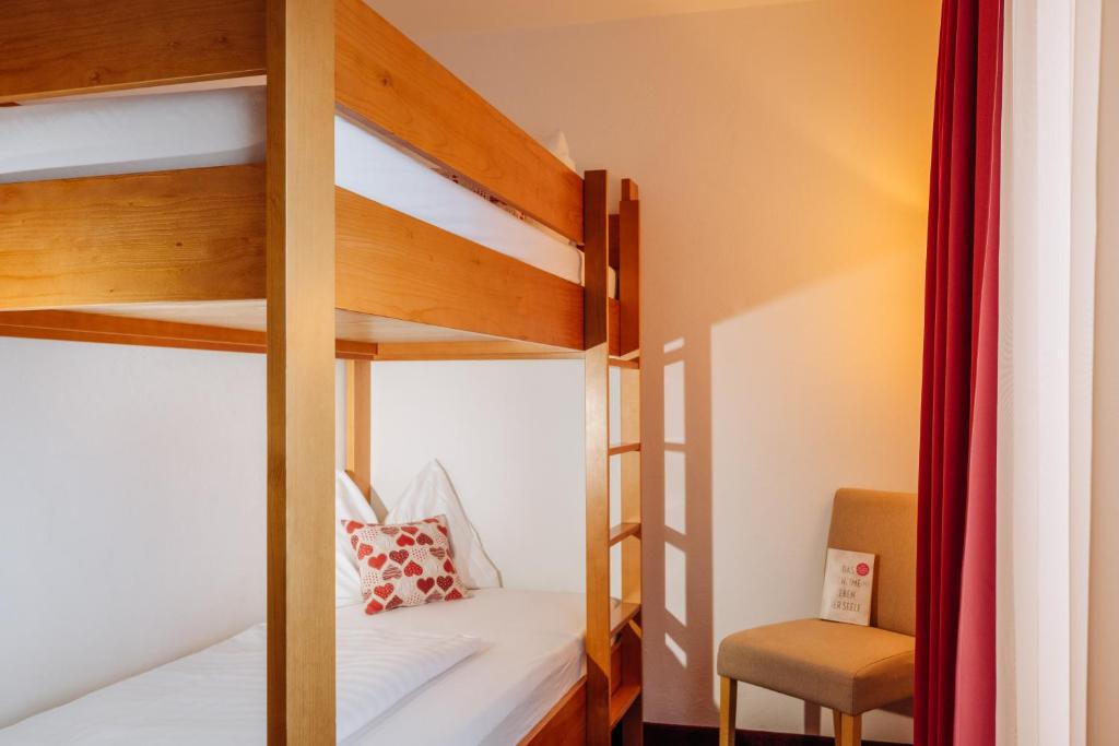 Postel nebo postele na pokoji v ubytování Hotel Kögele mit Restaurant bei Innsbruck Axamer Lizum