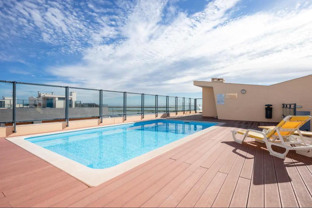 une piscine sur le toit d'un bâtiment dans l'établissement OCEANVIEW Luxury Stunning Views and Pool, à Olhão