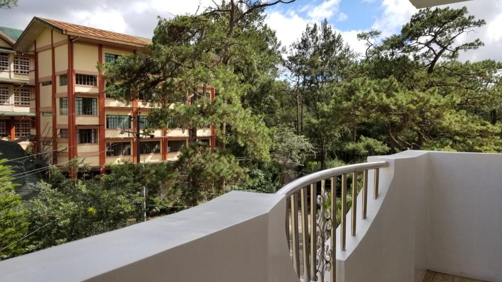 Gab's CozyHome at Bonbel Condo, Botanical Gardens Baguio - Appartement Met Balkon