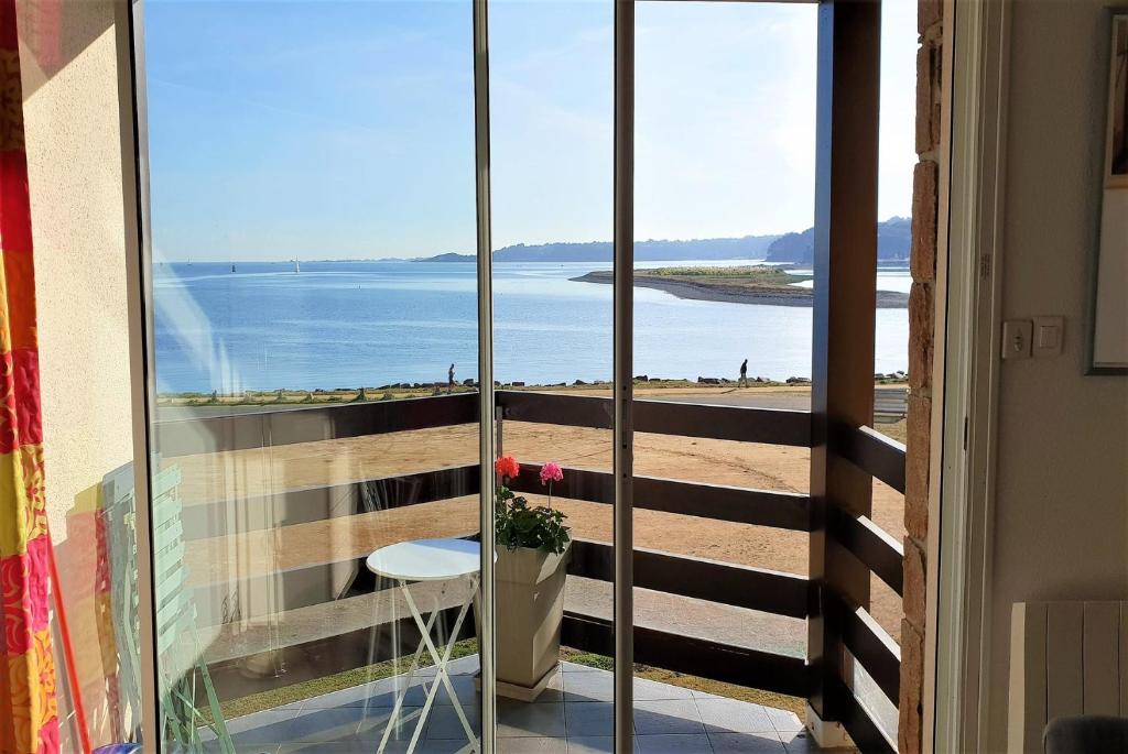 Camera con balcone affacciato sulla spiaggia. di Appartement belle vue sur mer 3 étoiles à PERROS-GUIREC - ref 836 a Perros-Guirec