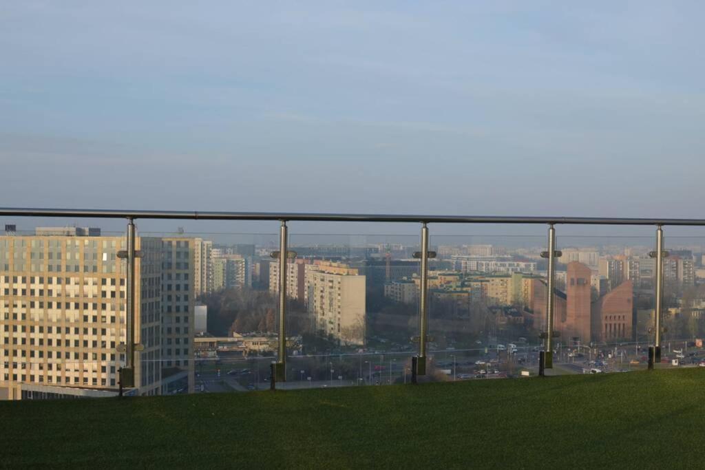 Blick auf eine Stadt von der Spitze eines Gebäudes in der Unterkunft Studio 3 in Warschau