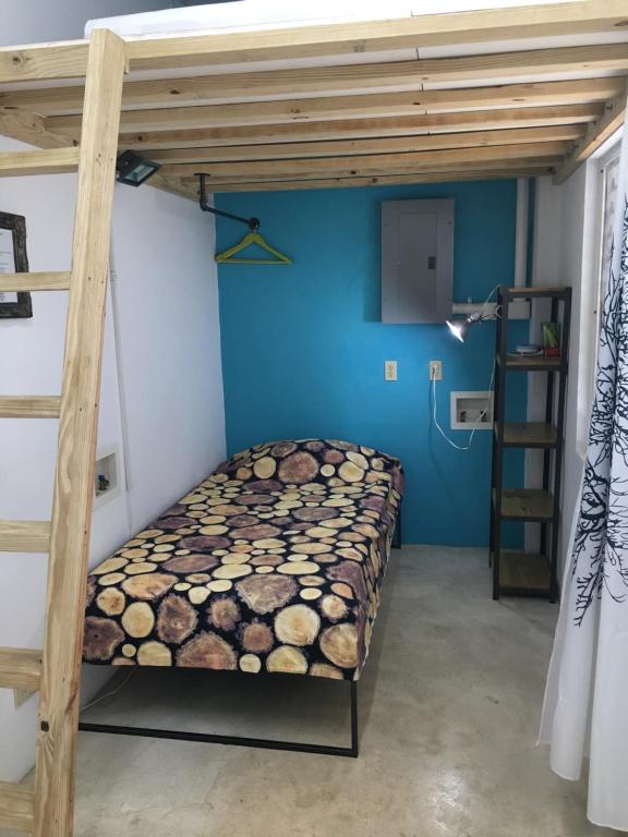 Postel nebo postele na pokoji v ubytování Crash Pad Adventure Hostel