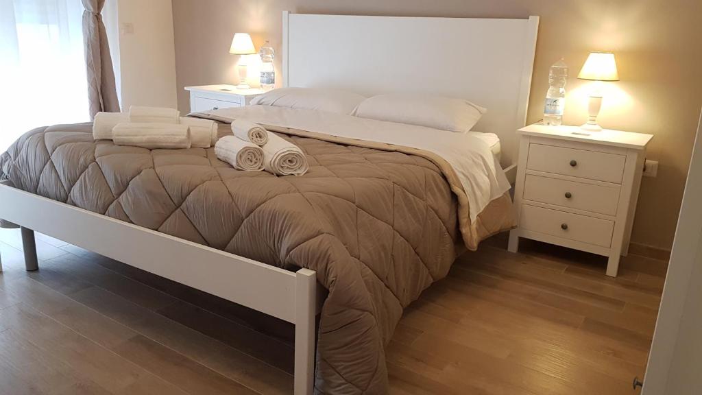 Łóżko lub łóżka w pokoju w obiekcie Royal House