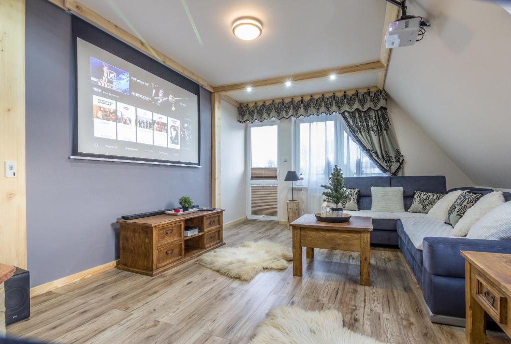 Televízia a/alebo spoločenská miestnosť v ubytovaní Apartament Gawra Zakopane