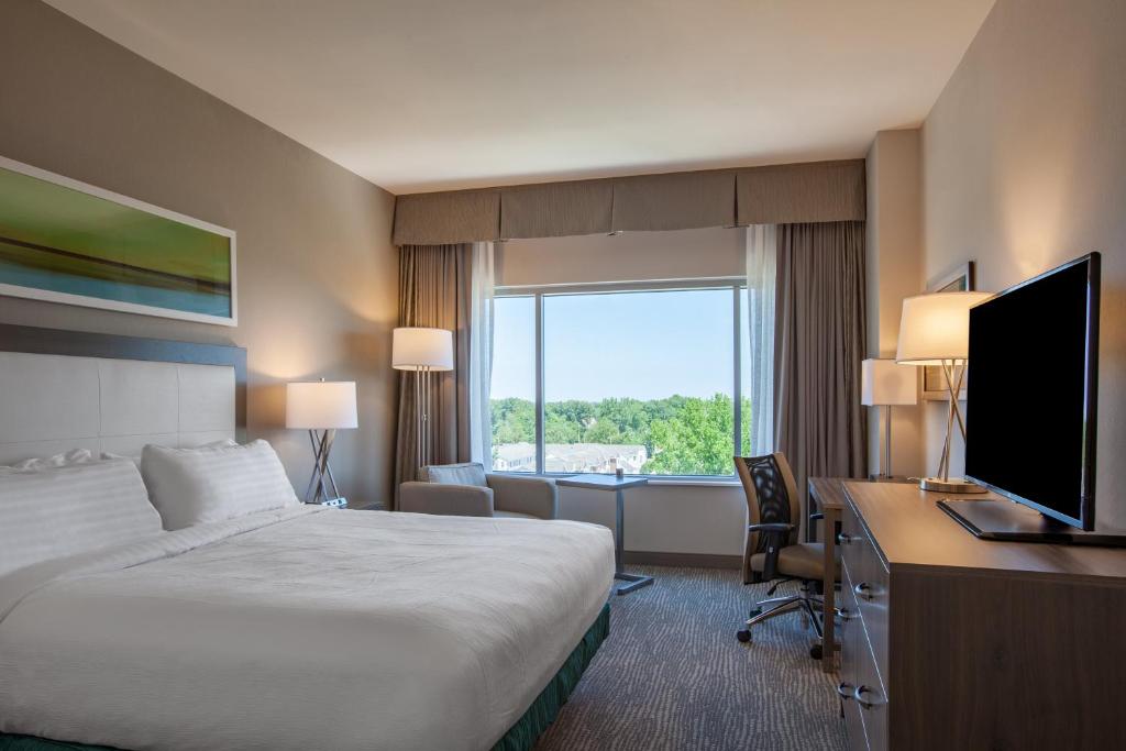 Holiday Inn Cleveland Clinic, an IHG Hotel - Deluxe King Room - Toegang Voor Gehandicapten Roll-In Douche