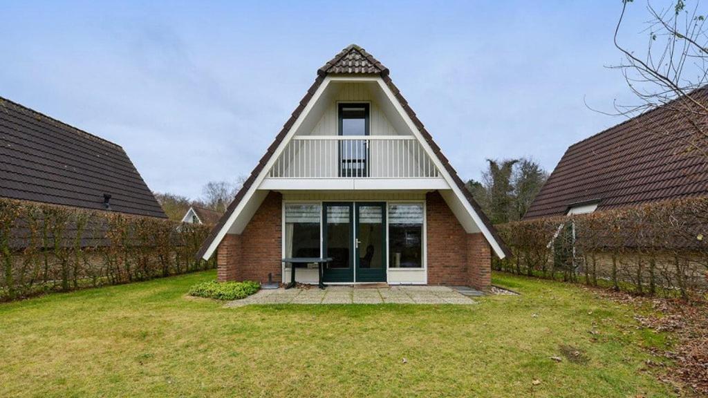 a small brick house with a gambrel roof at Vrijstaande woning te Vlagtwedde in Vlagtwedde