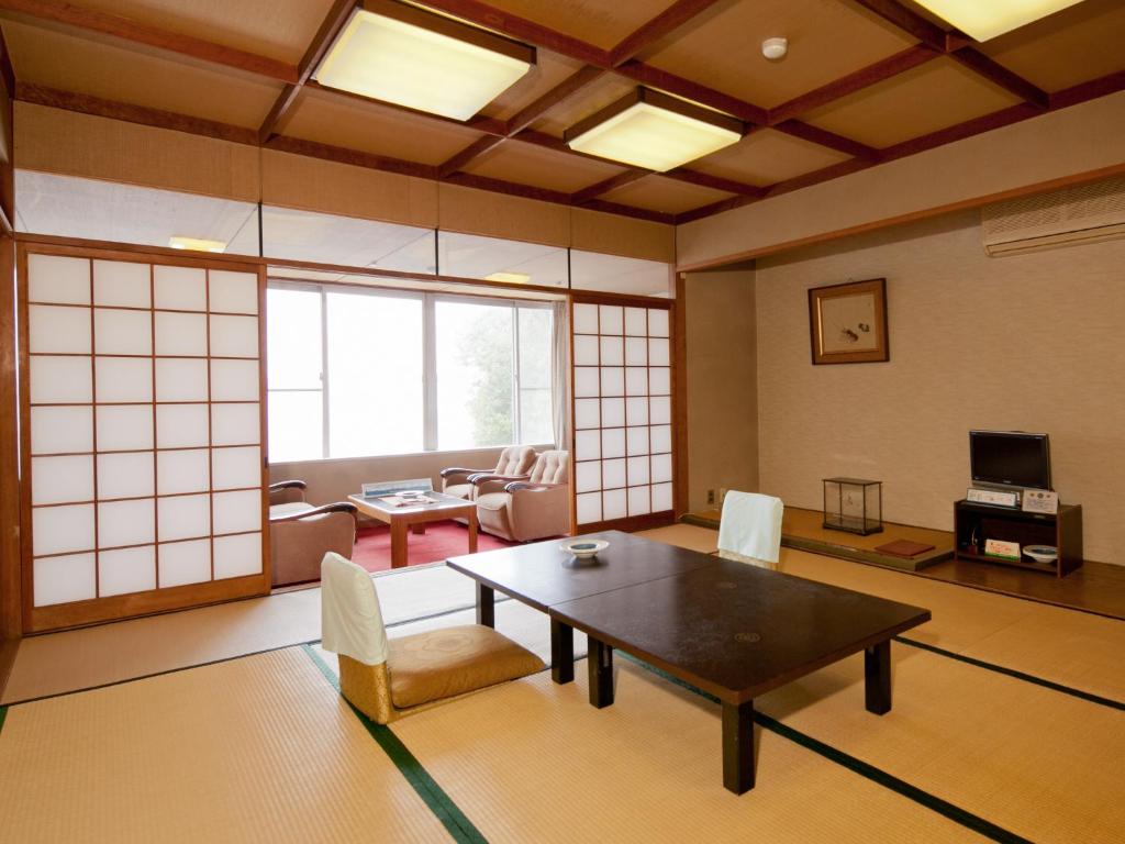 TV a/nebo společenská místnost v ubytování Wakayama Kada Onsen Kada Kaigetsu (ex. Azumaya Seaside Hotel)