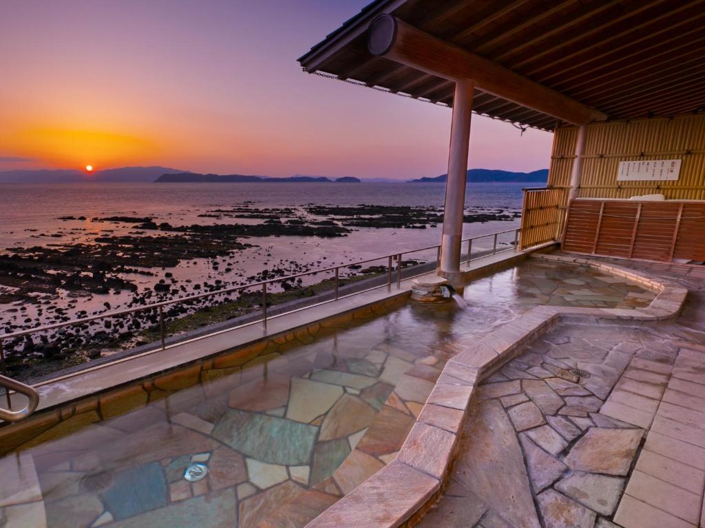 和歌山市にある和歌山加太温泉　加太海月（旧吾妻屋シーサイドホテル）のビーチの夕日を望む家