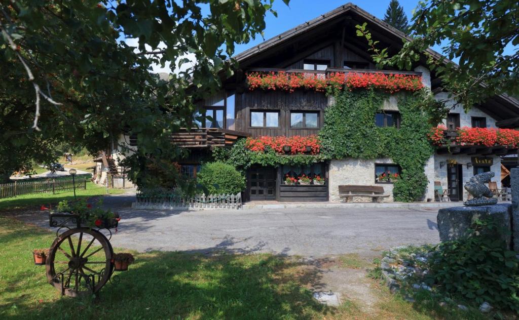 Gallery image of Albergo Ristorante Al Fratè da Streza in Madonna di Campiglio