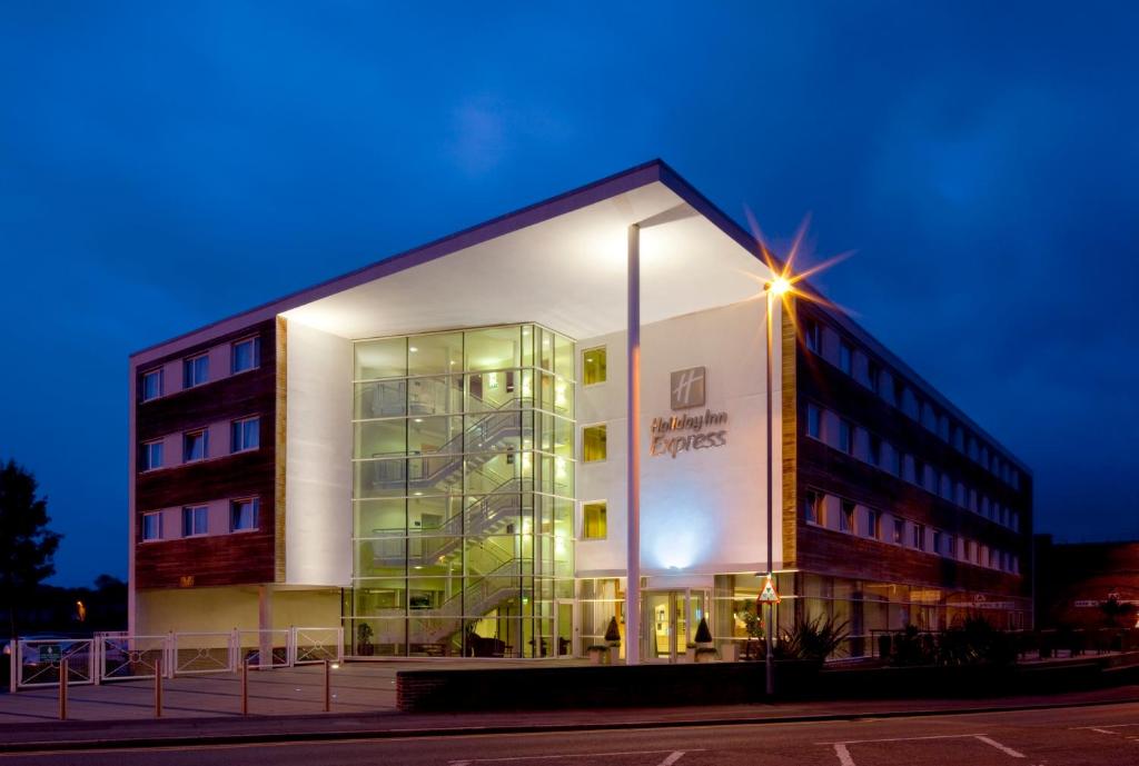 um edifício com uma luz de rua em frente em Holiday Inn Express, Chester Racecourse, an IHG Hotel em Chester