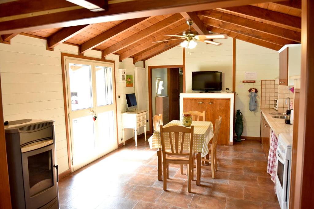 Kuchnia lub aneks kuchenny w obiekcie B&B Villa Anastasia Club