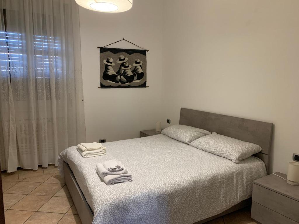 1 dormitorio con 1 cama con toallas en Kibilù - Via Magenta 31 Centro Città con Parcheggio, en Varese